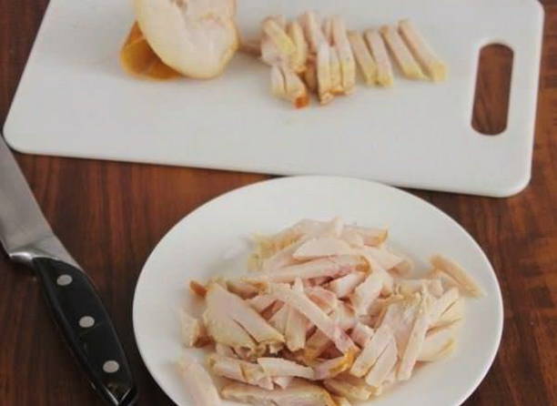 Салат «Гнездо глухаря» с капустой и курицей