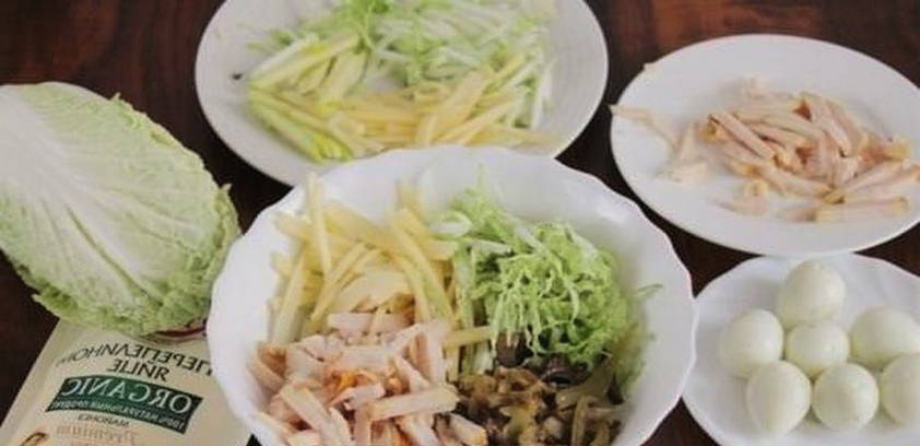 Салат «Гнездо глухаря» с капустой и курицей
