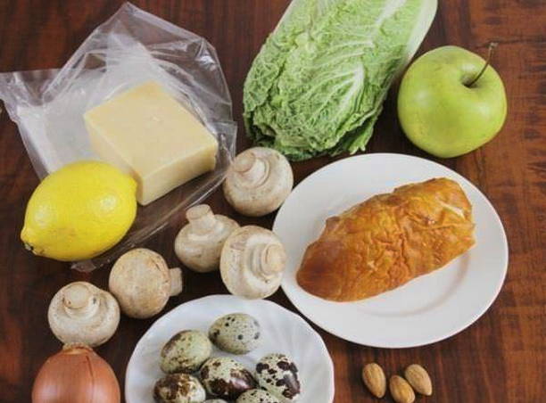 Салат «Гнездо глухаря» с капустой и курицей