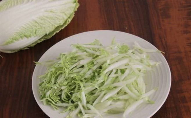 Салат «Гнездо глухаря» с капустой и курицей
