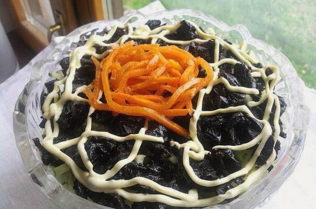 Салат «Восторг» с копченой курицей и корейской морковкой