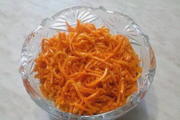 Салат «Восторг» с копченой курицей и корейской морковкой