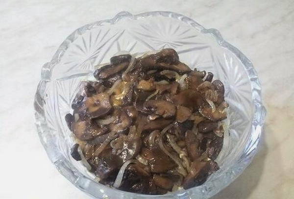 Салат «Восторг» с копченой курицей и корейской морковкой