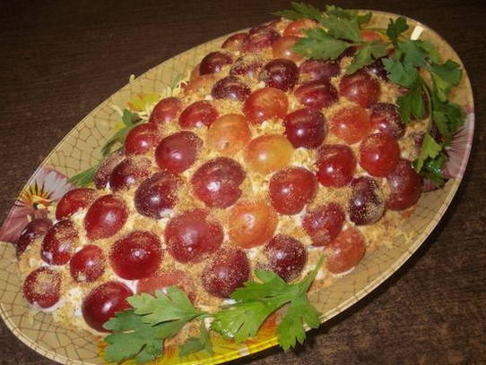 Салат «Виноградная гроздь» с курицей
