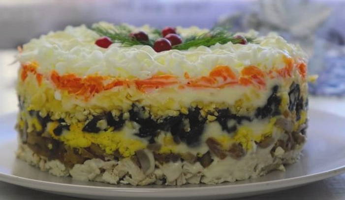 Салат «Венеция» с корейской морковью и курицей