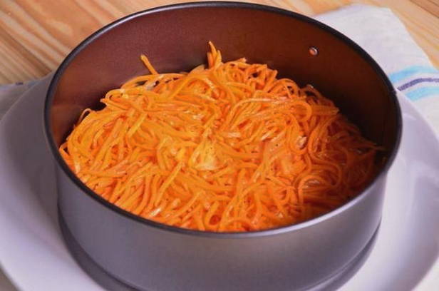 Салат «Венеция» с корейской морковью и курицей