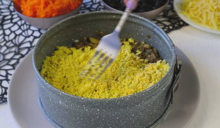 Салат «Венеция» с корейской морковью и курицей