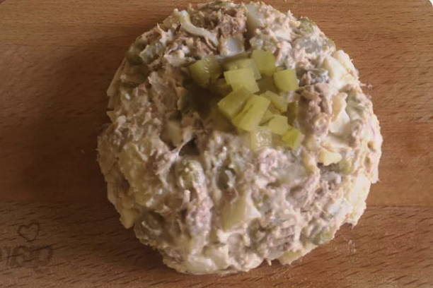 Салат «Загадка» с говядиной, солеными огурцами и зеленым горошком