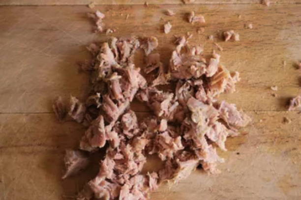 Салат «Загадка» с говядиной, солеными огурцами и зеленым горошком