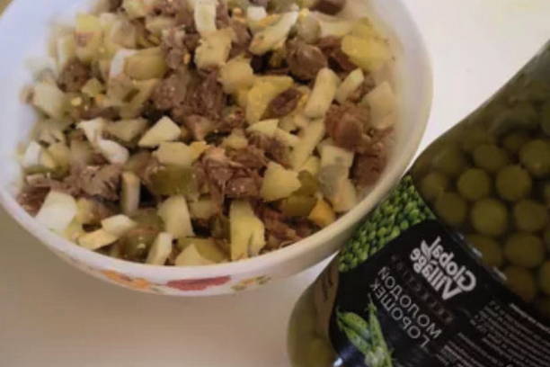 Салат «Загадка» с говядиной, солеными огурцами и зеленым горошком