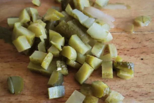 Салат «Загадка» с говядиной, солеными огурцами и зеленым горошком