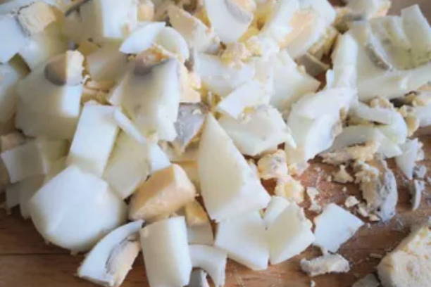 Салат «Загадка» с говядиной, солеными огурцами и зеленым горошком