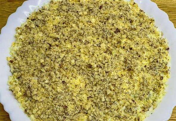 Салат «Дамский каприз» с курицей, черносливом и грецкими орехами