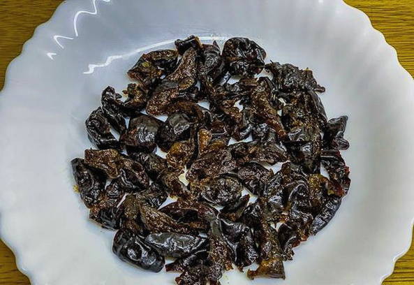 Салат «Дамский каприз» с курицей, черносливом и грецкими орехами