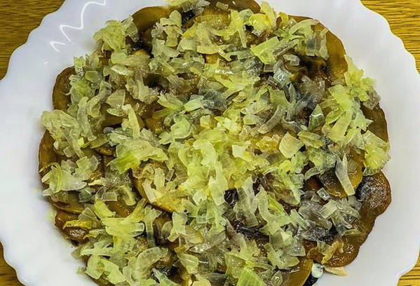 Салат «Дамский каприз» с курицей, черносливом и грецкими орехами