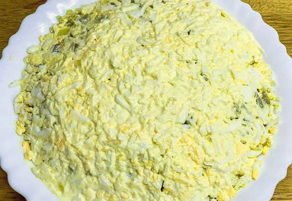 Салат «Дамский каприз» с курицей, черносливом и грецкими орехами