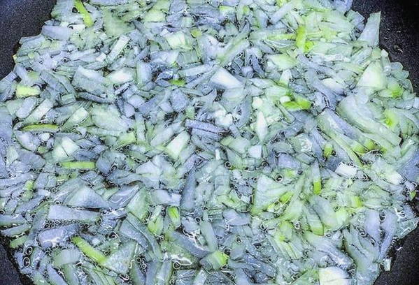 Салат «Дамский каприз» с курицей, черносливом и грецкими орехами