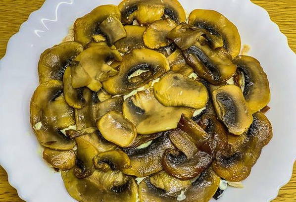 Салат «Дамский каприз» с курицей, черносливом и грецкими орехами