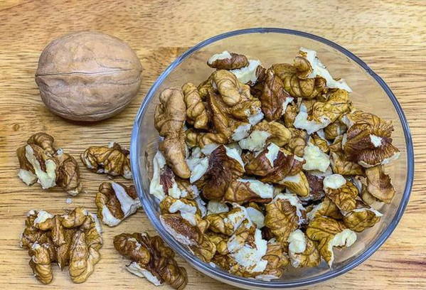 Салат «Дамский каприз» с курицей, черносливом и грецкими орехами