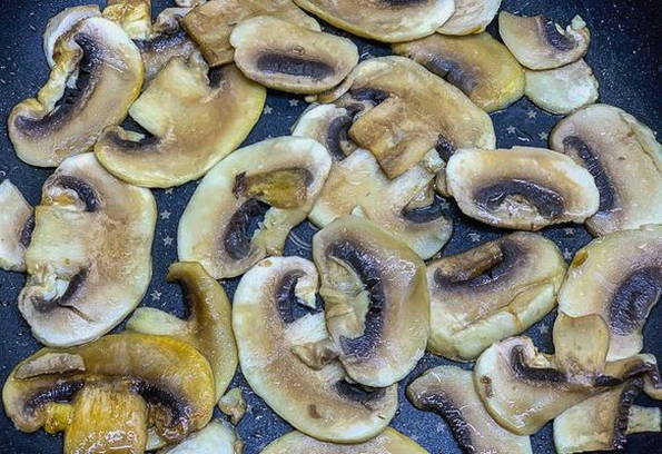 Салат «Дамский каприз» с курицей, черносливом и грецкими орехами