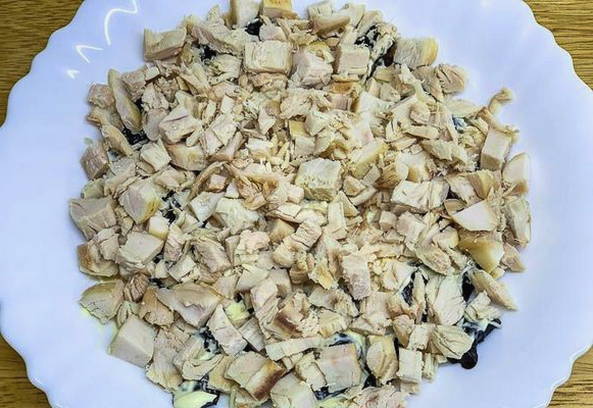 Салат «Дамский каприз» с курицей, черносливом и грецкими орехами