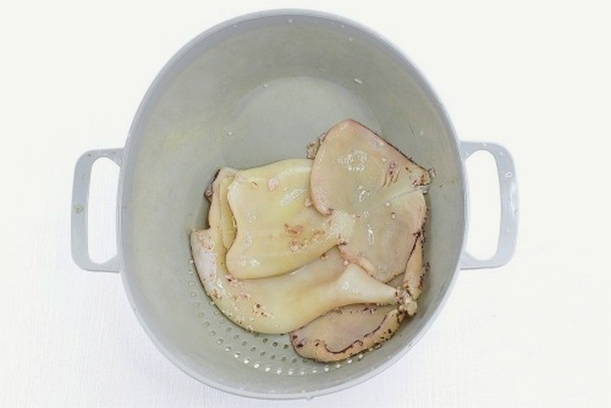 Салат из кальмаров с яйцом, крабовыми палочками и кукурузой