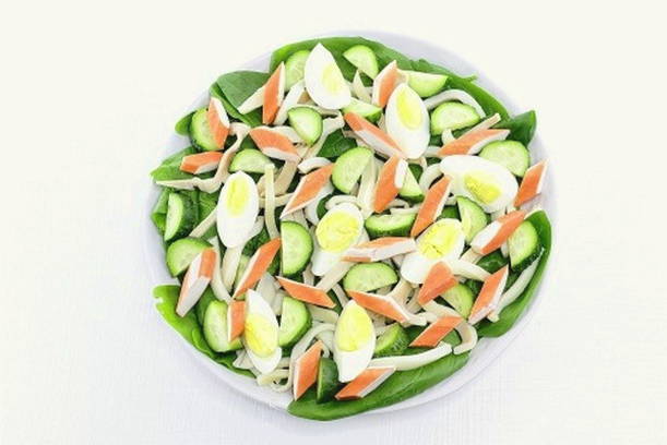 Салат из кальмаров с яйцом, крабовыми палочками и кукурузой