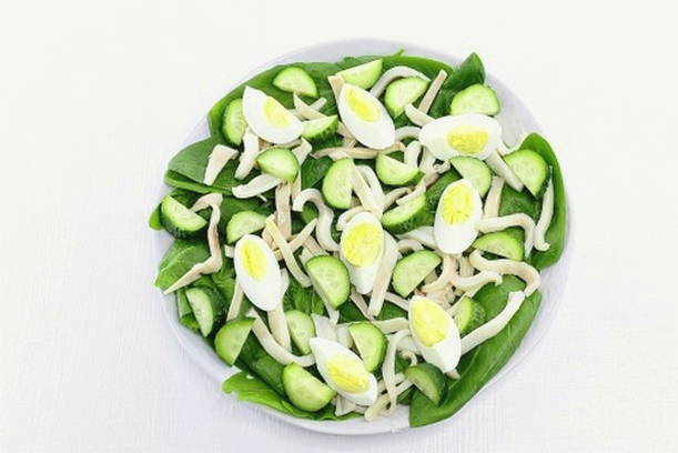 Салат из кальмаров с яйцом, крабовыми палочками и кукурузой