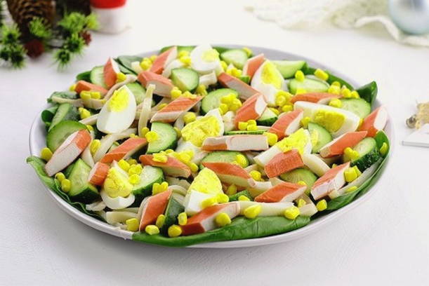 Салат из кальмаров с яйцом, крабовыми палочками и кукурузой
