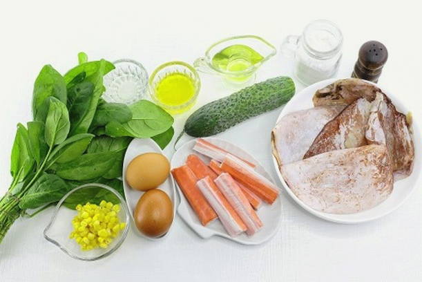 Салат из кальмаров с яйцом, крабовыми палочками и кукурузой