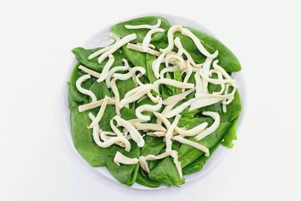 Салат из кальмаров с яйцом, крабовыми палочками и кукурузой