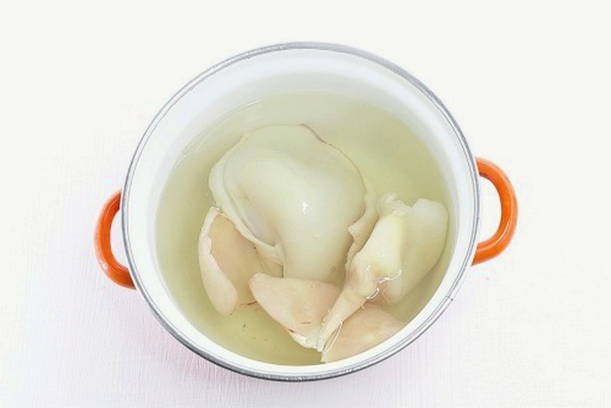 Салат из кальмаров с яйцом, крабовыми палочками и кукурузой