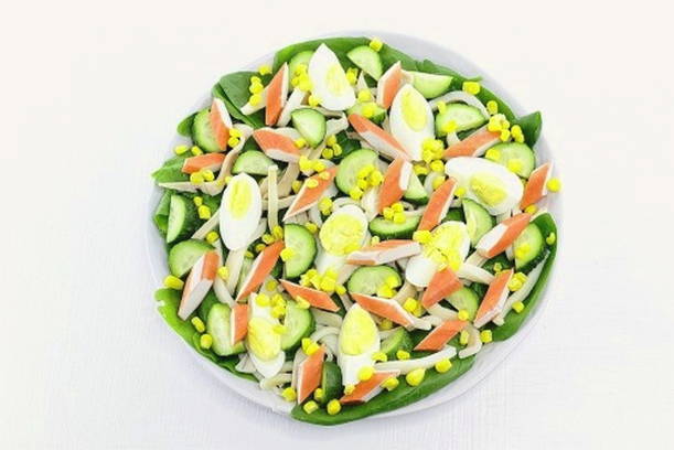 Салат из кальмаров с яйцом, крабовыми палочками и кукурузой
