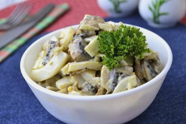 Салат из кальмаров с яйцом и шампиньонами