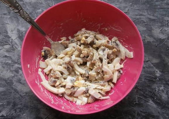 Салат из кальмаров с яйцом и шампиньонами