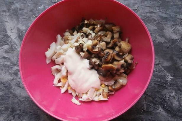 Салат из кальмаров с яйцом и шампиньонами