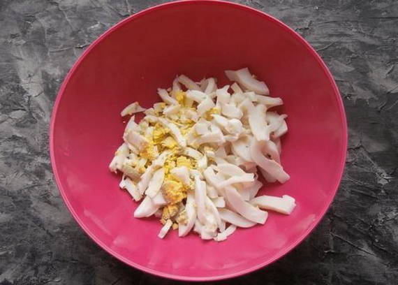 Салат из кальмаров с яйцом и шампиньонами