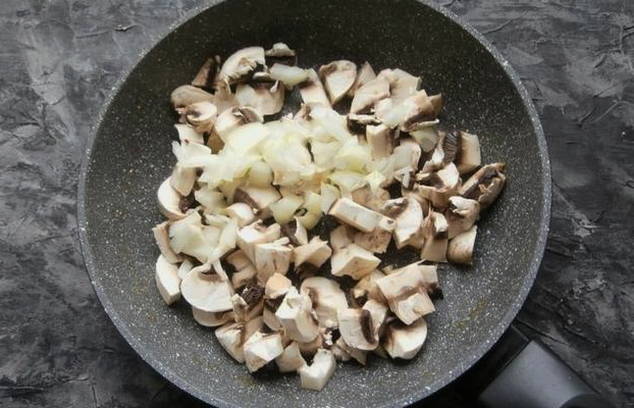 Салат из кальмаров с яйцом и шампиньонами