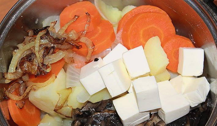 Суп-пюре с шампиньонами, картофелем и плавленым сыром
