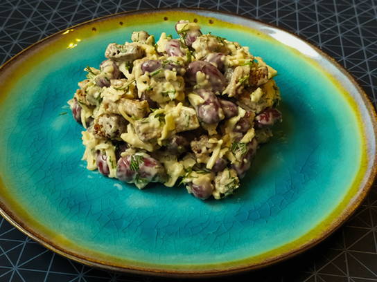 Салат из консервированной фасоли с сухариками и чесноком