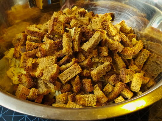 Салат из консервированной фасоли с сухариками и чесноком