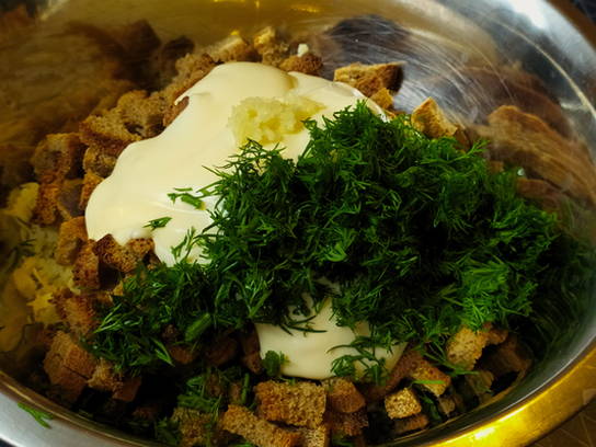 Салат из консервированной фасоли с сухариками и чесноком