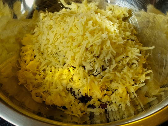 Салат из консервированной фасоли с сухариками и чесноком