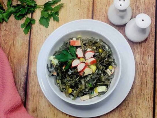 Салат из консервированной морской капусты с яйцом