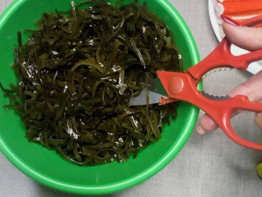 Салат из консервированной морской капусты с яйцом