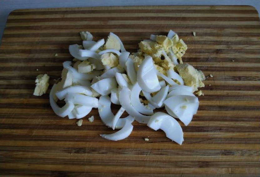 Салат из свиной печени с морковью, луком и яйцом