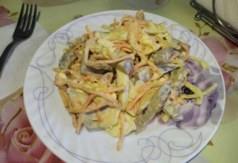 Салат из свиной печени с морковью, луком и яйцом