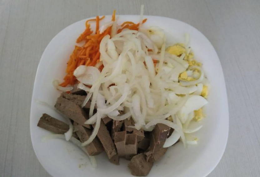 Салат из свиной печени с морковью, луком и яйцом