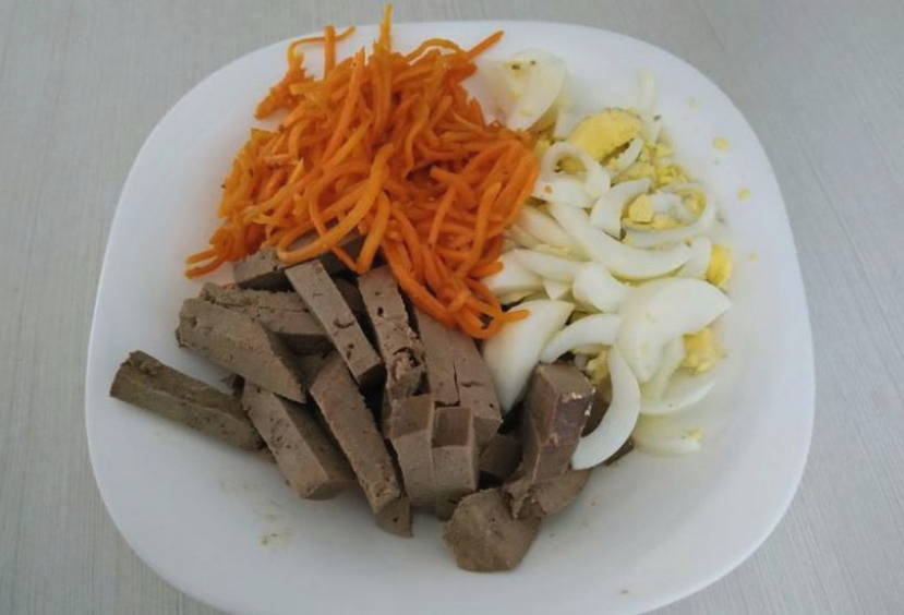 Салат из свиной печени с морковью, луком и яйцом