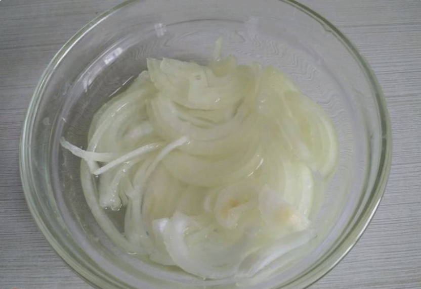 Салат из свиной печени с морковью, луком и яйцом